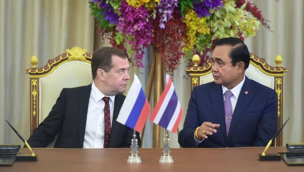 Председатель правительства России Дмитрий Медведев и премьер-министр Тайланда Прают Чан-Оча. Архивное фото