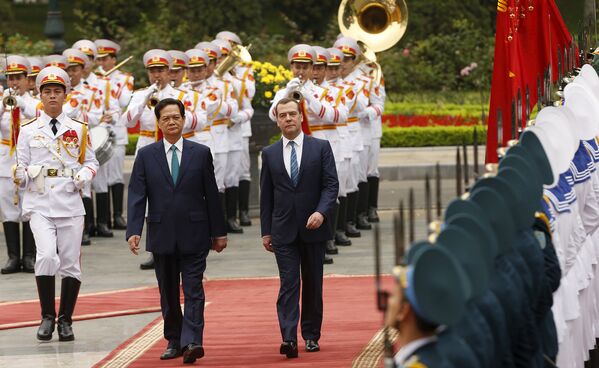 Премьер-министр России Дмитрий Медведев и премьер-министр Вьетнама Нгуен Тан Зунг во время церемонии встречи в президентском дворце. Ханой, Вьетнам