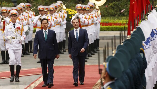 Премьер-министр России Дмитрий Медведев и премьер-министр Вьетнама Нгуен Тан Зунг  во время церемонии встречи в президентском дворце. Ханой, Вьетнам