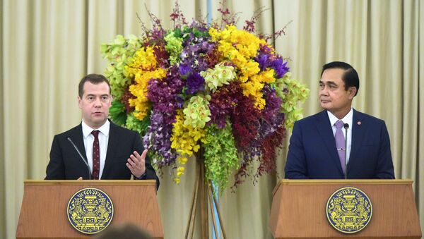 Председатель правительства России Дмитрий Медведев и премьер-министр Тайланда Прают Чан-Оча на пресс-конференции в Бангкоке, Тайланд