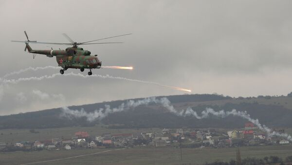 Вертолет внутренних войск МВД России на тактических занятиях по ликвидации бандформирований, которые проходят в Симферопольском районе