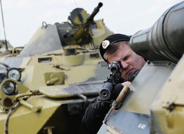 Военнослужащий Внутренних войск МВД России во время учений в Ростовской области
