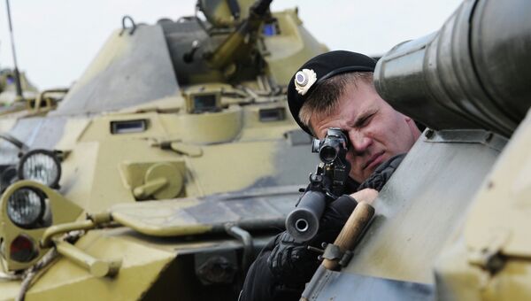 Военнослужащий Внутренних войск МВД России во время учений. Архивное фото