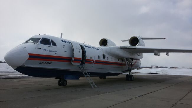 Самолет Бе-200 Хабаровского авиационно-спасательного центра МЧС России для доставки моряков и родственников членов экипажа БАТМ Дальний восток