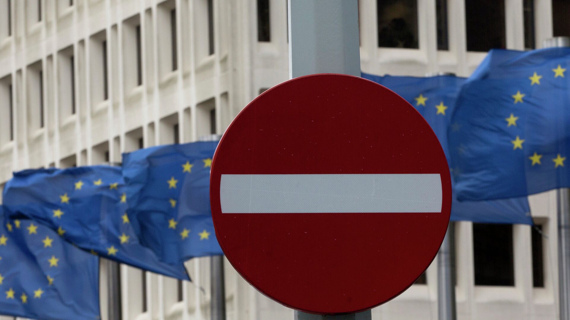 Флаги Евросоюза возле штаб-квартиры Еврокомиссии в Брюсселе, Бельгия - РИА Новости, 1920, 13.03.2022