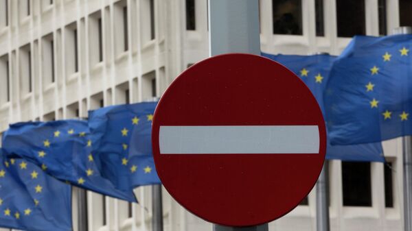 Флаги Евросоюза возле штаб-квартиры Еврокомиссии в Брюсселе, Бельгия. Архивное фото