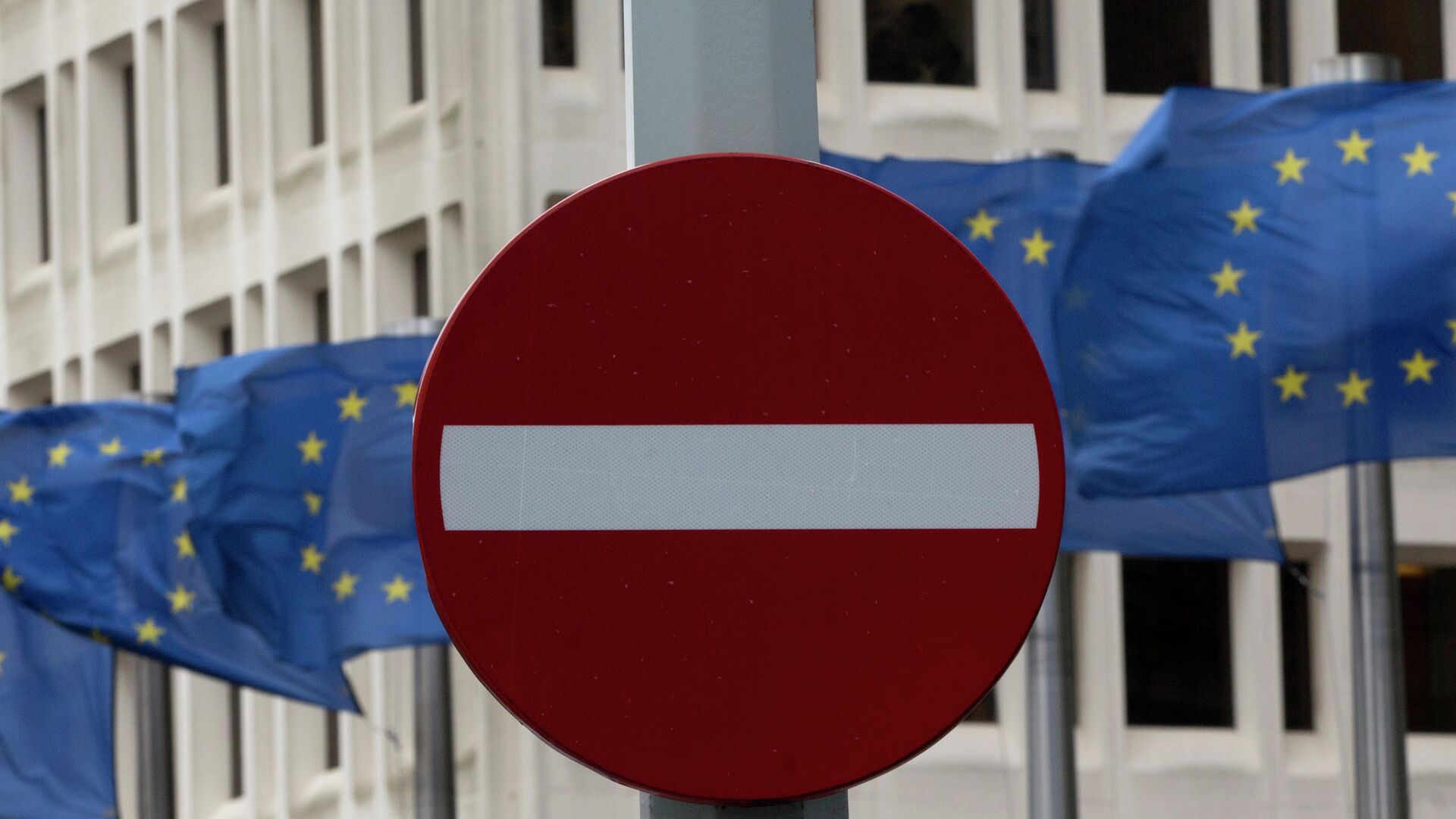 Флаги Евросоюза возле штаб-квартиры Еврокомиссии в Брюсселе, Бельгия - РИА Новости, 1920, 14.08.2022