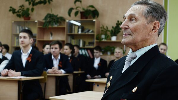 Ветеран во время Всероссийского единого урока Победы в школе в Великом Новгороде