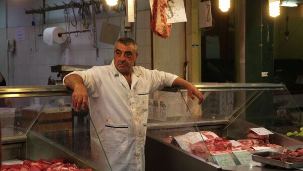 Торговец мясом на городском рынке. Архивное фото