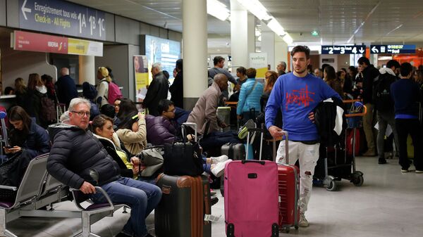 Пассажиры в зале ожидания аэропорта Орли в Париже
