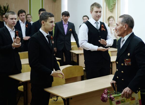 Ученики гимназии №4 во время Всероссийского единого урока Победы