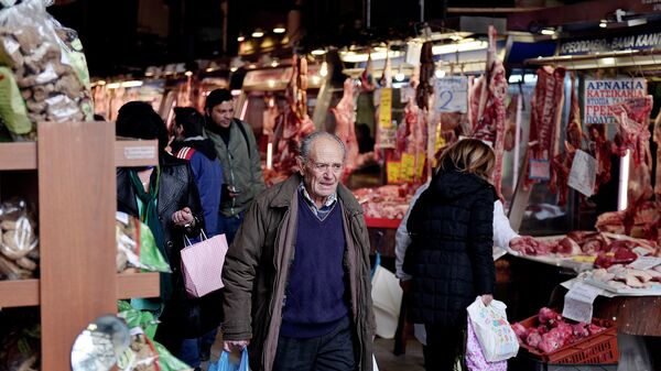 Покупатели в мясном отделе на центральном рынке в Афинах, Греция. Архивное фото