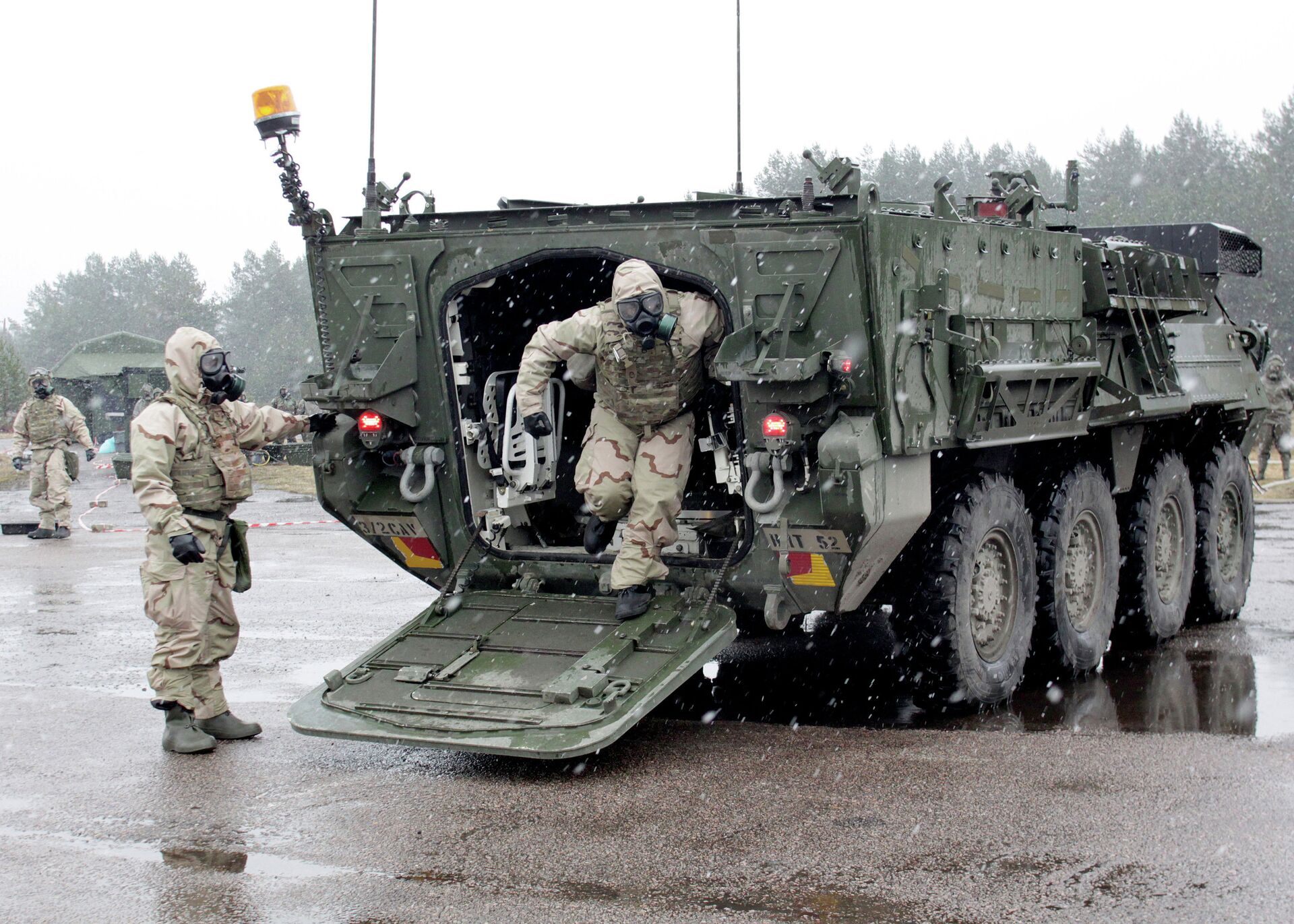 Бронетранспортер Страйкер во время военных учений НАТО Operation Summer Shield на полигоне Адажи в Латвии - РИА Новости, 1920, 21.05.2021