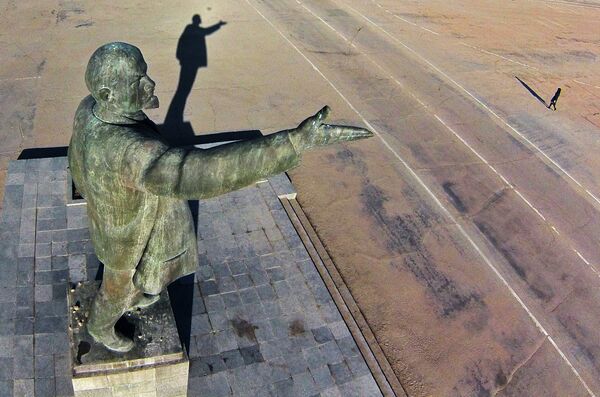 Памятник Владимиру Ленину на космодроме Байконур