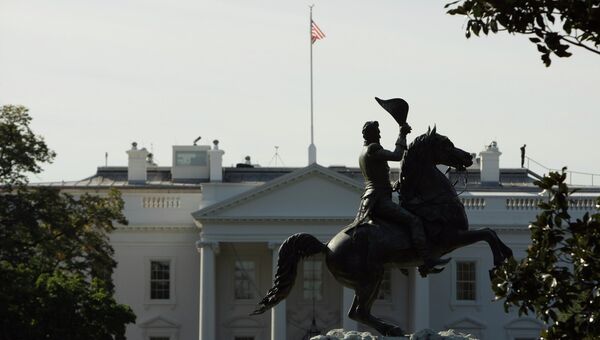 Памятник президенту Эндрю Джексону перед Белым домом.  Архивное фото