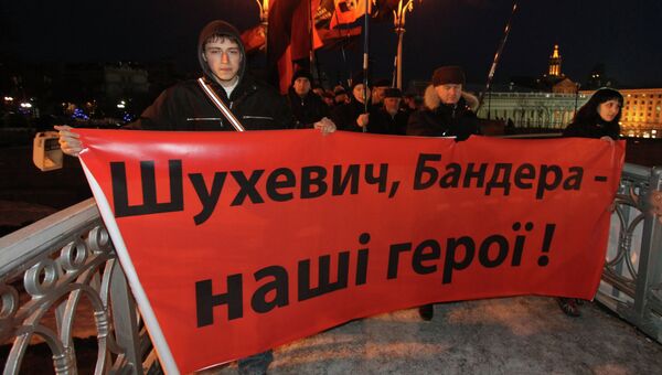 Участники факельного шествия с плакатом Шухевич, Бандера - наши герои на Майдане Незалежности. Архивное фото.