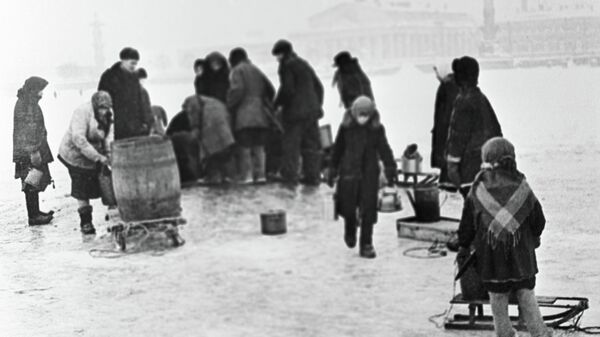 Жители Ленинграда берут воду из проруби