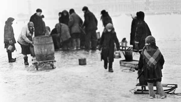 Жители Ленинграда берут воду из проруби. Архивное фото