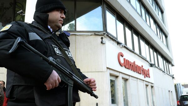 Полицейский возле офиса газеты Cumhuriyet в Стамбуле, Турция. Архивное фото