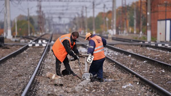 Рабочие восстанавливают железнодорожные пути. Архивное фото