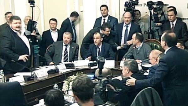 Конфликт Раде: Мосийчук бросил бутылкой в депутата Березу