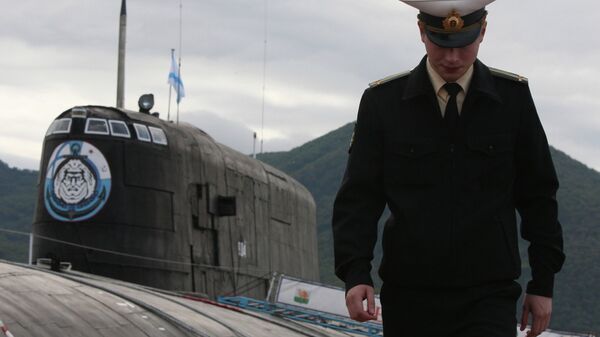 Офицер у атомной подводной лодки, архивное фото