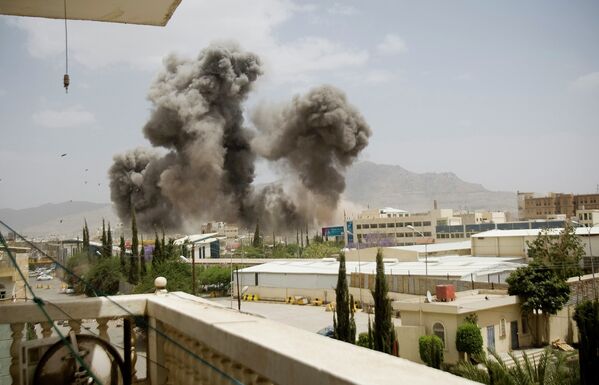 Дым после авиаударов по Сане, Йемен. Апрель 2015