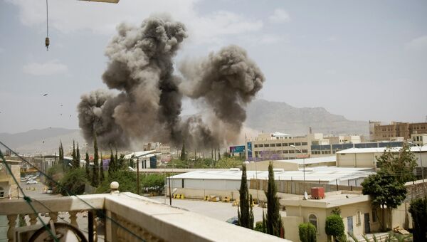 Дым после авиаударов по Сане, Йемен. Апрель 2015 года