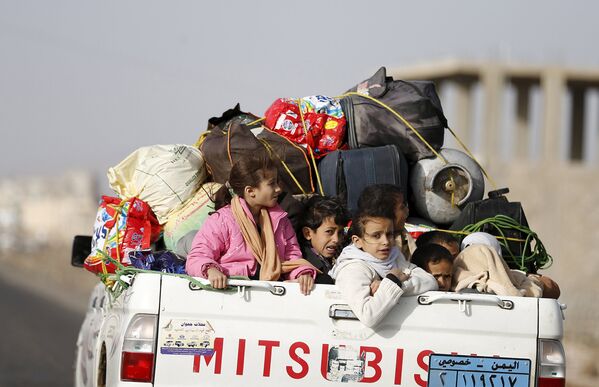 Детей вывозят из города после авиаударов по Сане. Йемен, апрель 2015