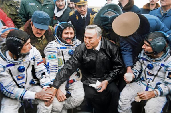 Нурсултан Назарбаев поздравляет космонавтов с завершением полета