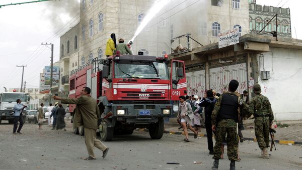 Тушение пожара после авиаудара в Сане, Йемен. Апрель 2015