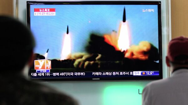 Люди наблюдают за пуском ракет в Северной Корее по телевизору. Архивное фото