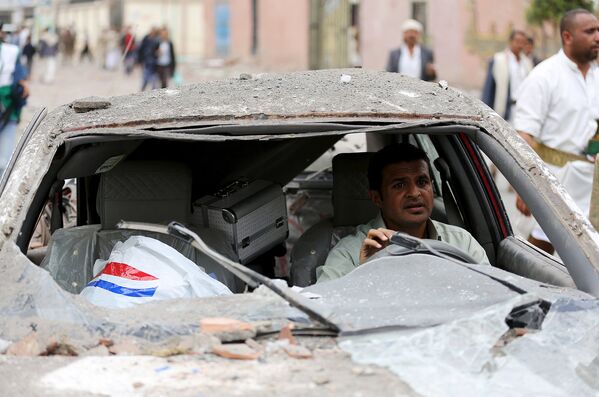 Житель после авиаудара. Сана, Йемен. Апрель 2015