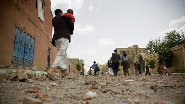 Жители после авиаудара в Сане. Йемен, апрель 2015. Архивное фото
