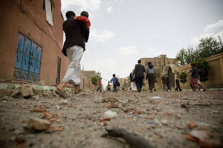 Жители после авиаудара в Сане. Йемен, апрель 2015