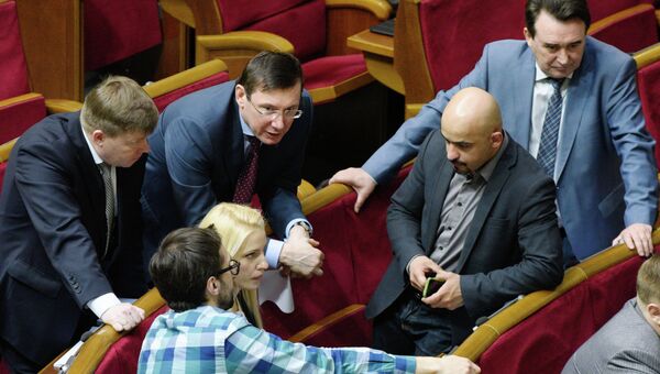 Председатель Блока Петра Порошенко Юрий Луценко (в центре) на заседании Верховной рады Украины. Архивное фото