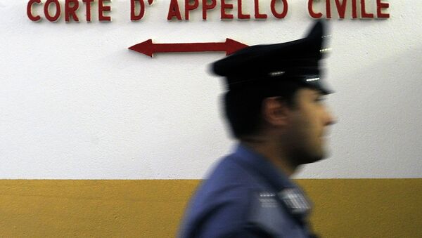 Полицейский возле здания суда в Италии. Архивное фото