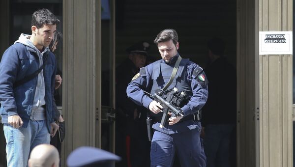 Полицейский возле Дворца юстиции в Милане, Италия. Архивное фото