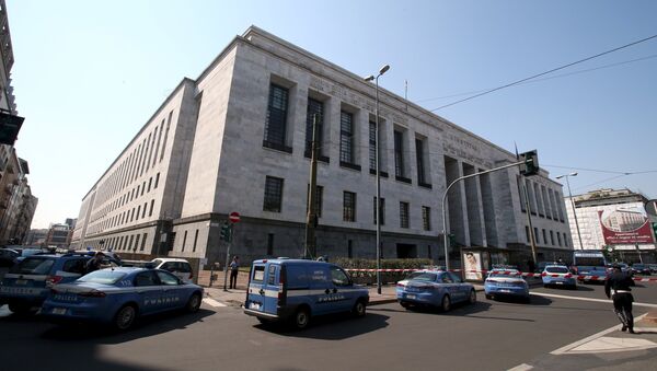 Полиция возле здания суда в Милане, Италия