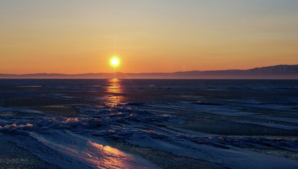 Закат на озере Байкалю. Архивное фото