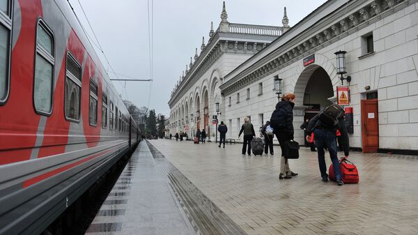 Пассажиры на железнодорожном вокзале в Сочи. Архивное фото