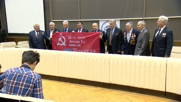 Ветераны вручили космонавтам знамя Победы, которое развернут на МКС 9 мая