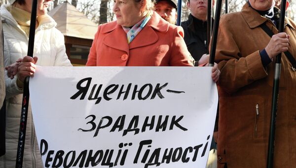 Пикет с лозунгами Яценюк - предатель еволюции Достоинства! у здания кабинета министров Украины