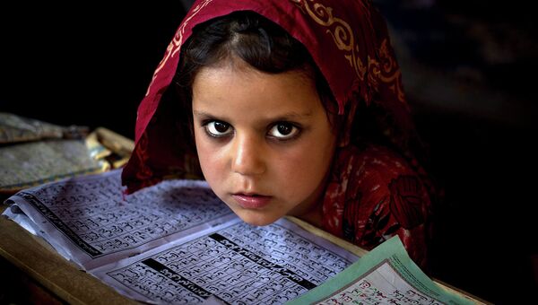 Пакистанская девочка на уроке в школе для изучения ислама