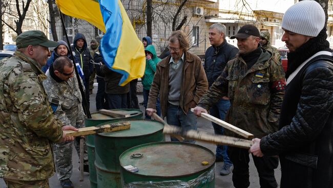 Участники акции протеста бьют в бочки у здания Генеральной прокуратуры в Киеве