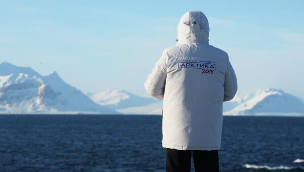 Участник экспедиции на Шпицберген в рамках проекта Арктика – 2015 на берегу Баренцева моря. Архивное фото