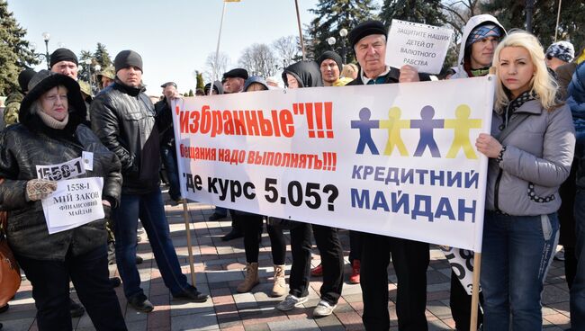 Участники митинга Финансовый майдан у здания Верховной рады в Киеве