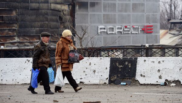 Местные жители неподалеку от аэропорта Донецка, Украина. Апрель 2015