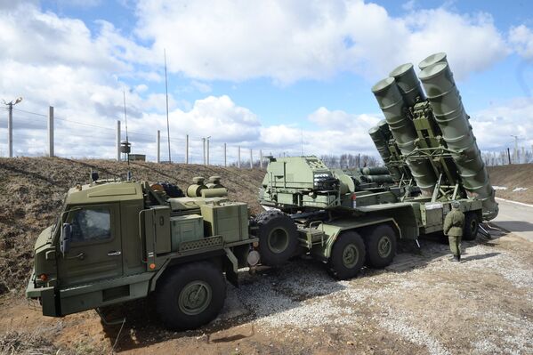 Зенитный ракетный комплекс Триумф С-400 во время несения боевого дежурства в Московской области