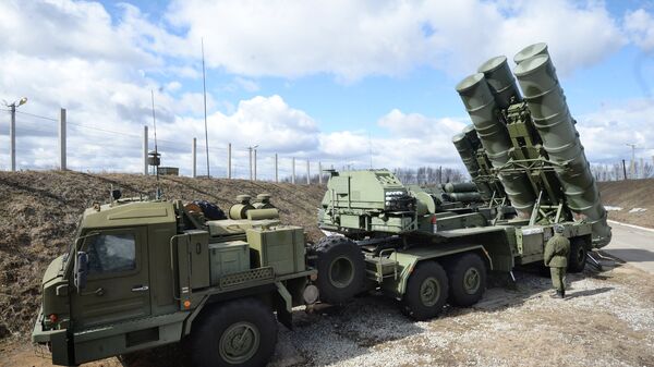 Зенитный ракетный комплекс Триумф С-400 во время несения боевого дежурства в Московской области